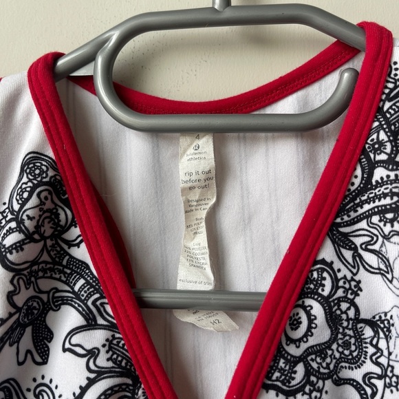 Lululemon Paisley Print V-Neck Sports Bra Size 4 - Picture 2 of 3